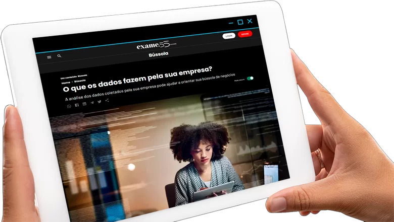 Imagem pessoa segurando um tablet com um artigo da Yank!